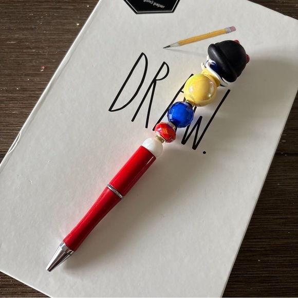 Disney Doorables: Snow White & the 7 dwarfs: Snow White handmade beaded pen - Picture 3 of 3